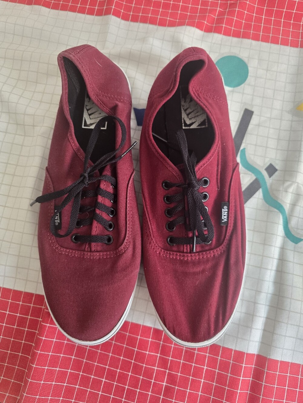 Vans Men’s 8.5 Canvas Sneakers in Burgundy with Black Laces